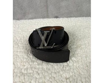 Cinturón Louis Vuitton Monogram con hebilla LV plateada, reversible, negro y marrón