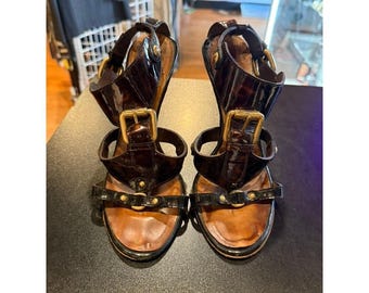 Zapatos de tacón de aguja con hebilla y tiras en piel charol color carey marrón de Giuseppe Zanotti