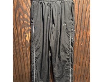 Pantaloni da tuta Nike da uomo, neri, in nylon, antivento, con profili a contrasto, logo Swoosh, gamba dritta, taglia L.