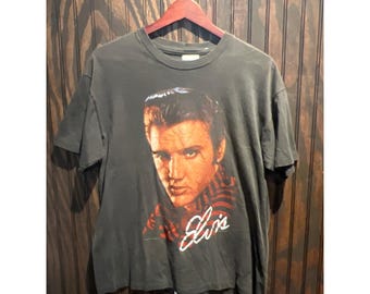 Camiseta vintage com estampa do Elvis Presley, preta desbotada, estilo rock and roll.