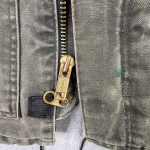 Chaqueta tradicional Carhartt Arctic Quilt con forro en color arenisca, verde musgo descolorido, C26 MS imagen 7
