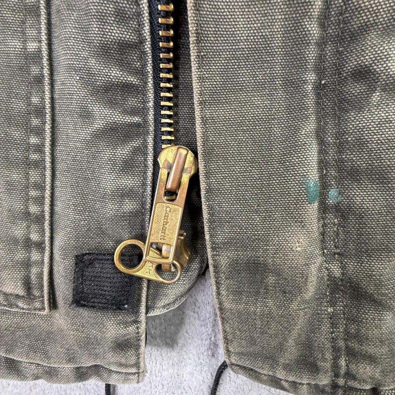 Chaqueta tradicional Carhartt Arctic Quilt con forro en color arenisca, verde musgo descolorido, C26 MS imagen 7