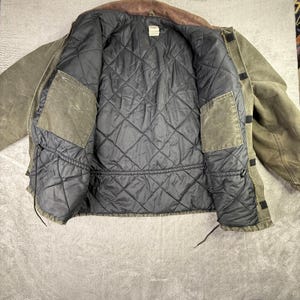 Chaqueta tradicional Carhartt Arctic Quilt con forro en color arenisca, verde musgo descolorido, C26 MS imagen 4