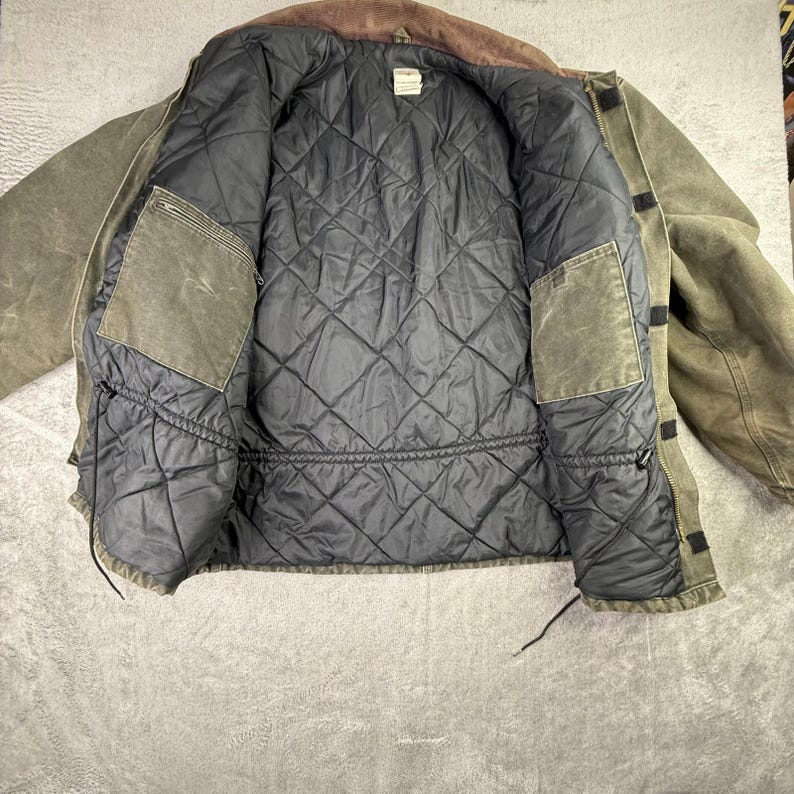 Chaqueta tradicional Carhartt Arctic Quilt con forro en color arenisca, verde musgo descolorido, C26 MS imagen 4
