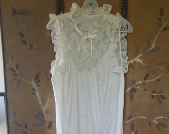Camisón de nailon color marfil de los años 60 con cuello de encaje transparente y hombros de encaje con volantes
