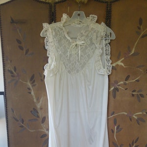 60er Jahre Ivory Maxi-Nachthemd aus Nylon mit transparentem Spitzenhals und Rüschenspitzen-Schultern