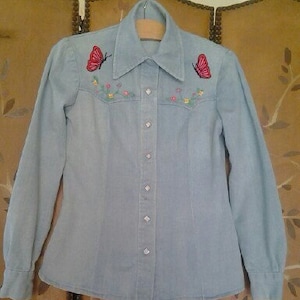 Chemise en denim hippie brodée des années 70