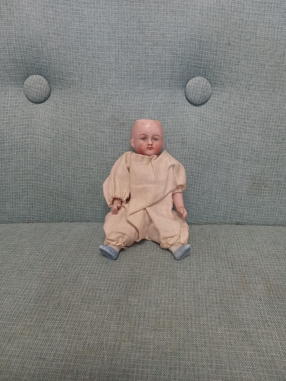 MIGNONETTE POUPEE ANCIENNE biscuit dans boite doll old box with