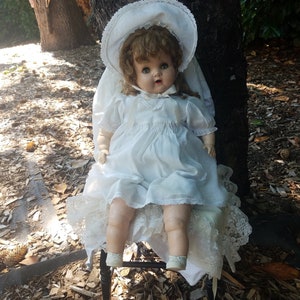 Rare 40s CDC cosmopolitan Doll Co dolly in white linen bonnet and dress
