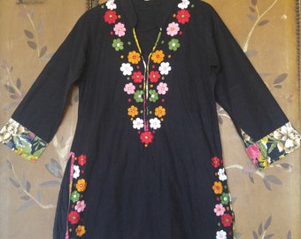 Robe tunique noire indienne des années 80 avec fleurs brodées et miroirs