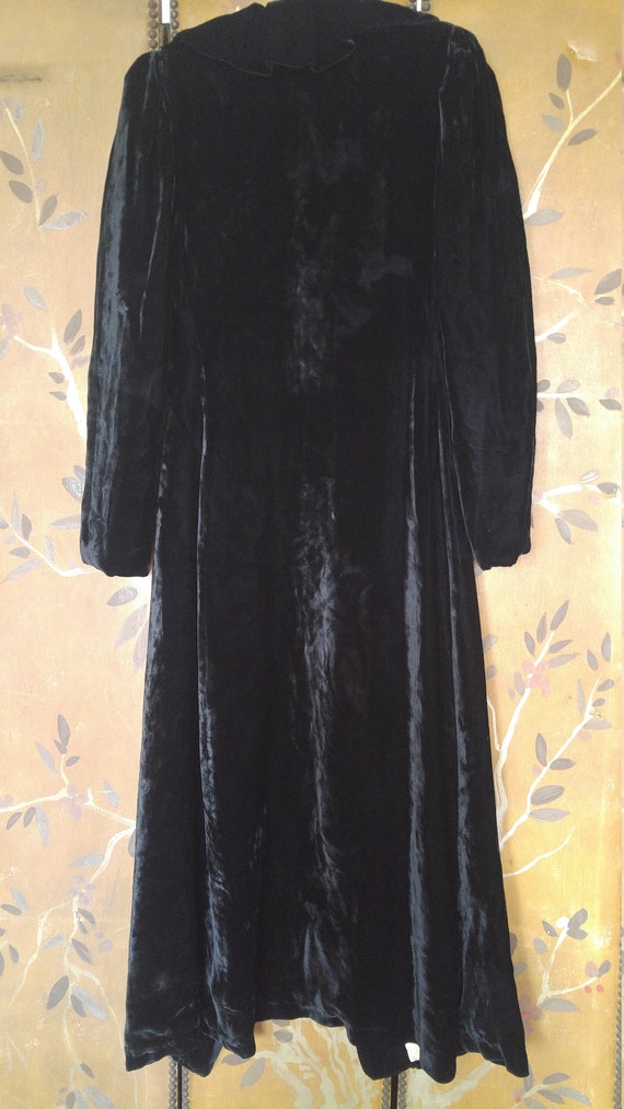1930s black velvet maxi length Opera coat - image 8