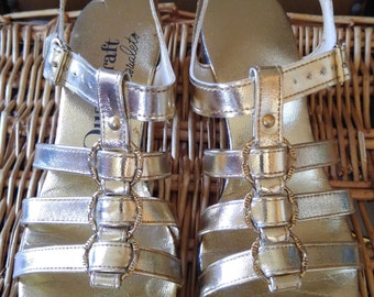 OFERTA!!! Sandálias de tiras douradas dos anos 60 da Qualicraft Casualets