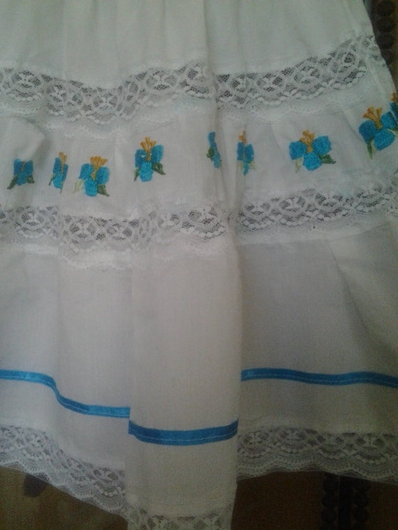 80s white embroidered and blue ribbon off the sho… - image 2