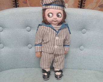 Antik docka från 1900-talet med googly eyed "Hug me kid" och glasögon, kompositionsmask och tygkropp i sjömanskläder