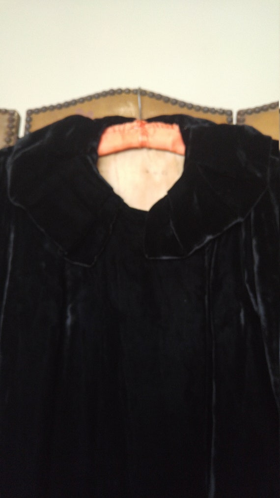 1930s black velvet maxi length Opera coat - image 2