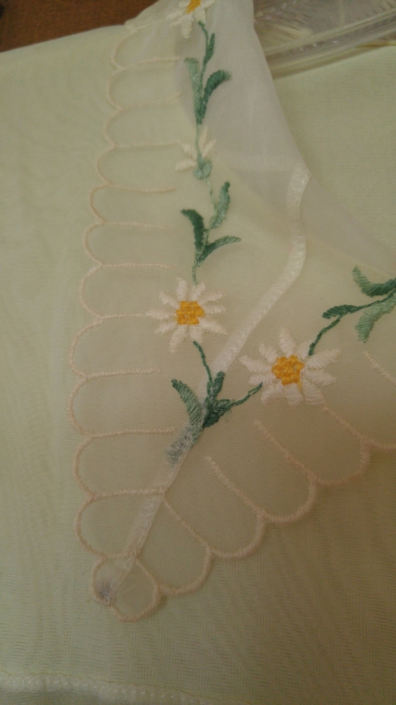 60's light yellow Peignoir with daisy flower trim… - image 5