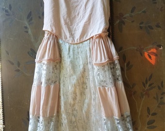 Roupa íntima / camisola de cintura baixa em seda rosa claro e marfim da década de 1920