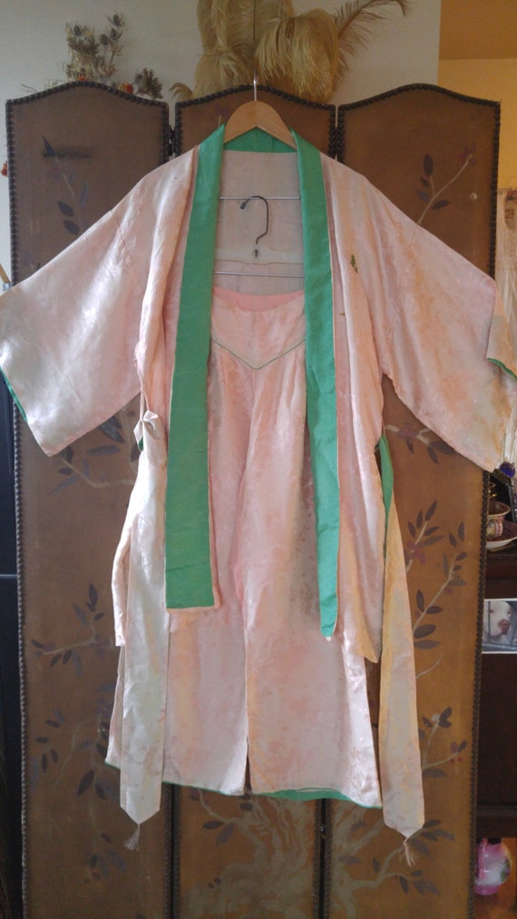 SALE!! 50s Asian light peach and green satin style