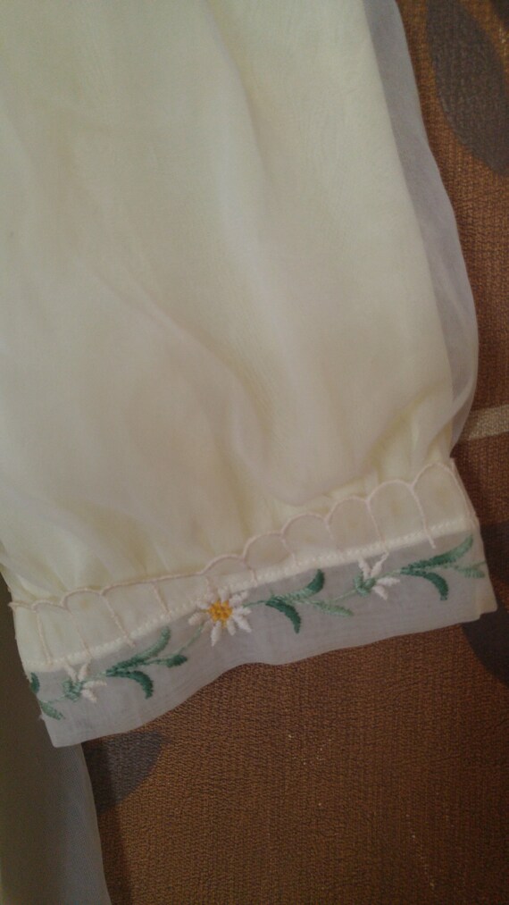 60's light yellow Peignoir with daisy flower trim… - image 3