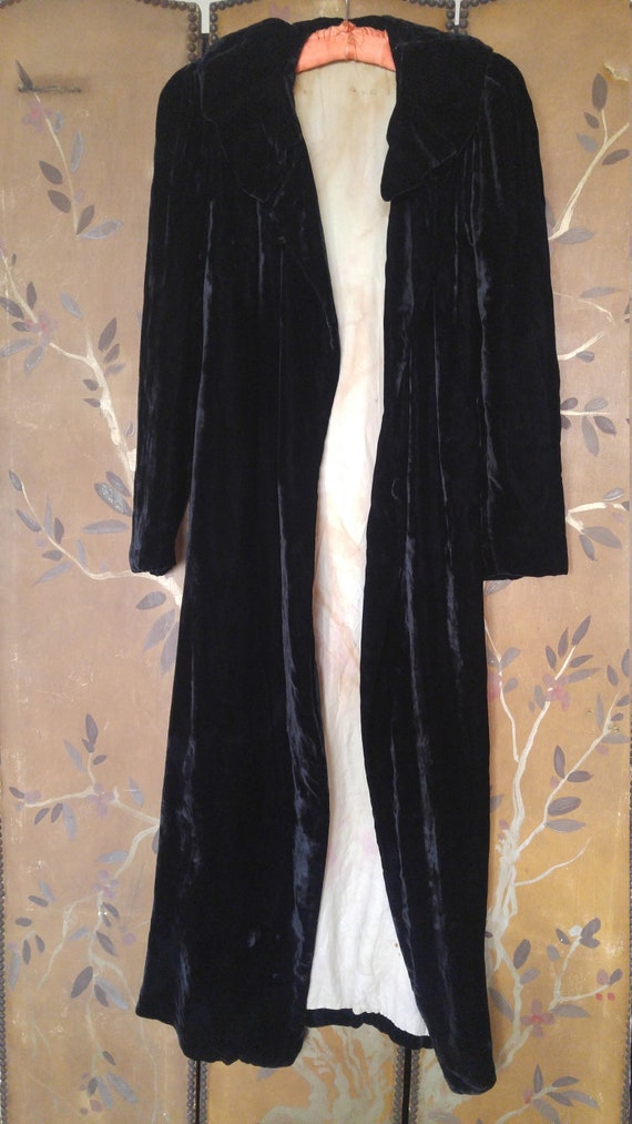 1930s black velvet maxi length Opera coat - image 6