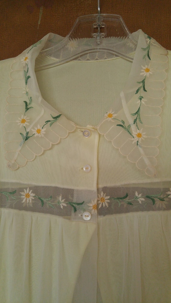 60's light yellow Peignoir with daisy flower trim… - image 4