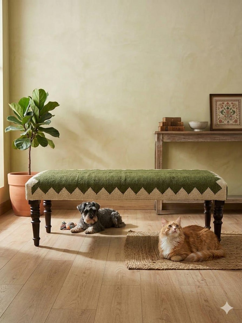 Peut inclure: Panneau en bois fait main avec l'inscription "Welcome to our home" dans un style manuscrit. Le panneau est peint en blanc avec un effet vieilli et une bordure marron fonc&eacute;. Con&ccedil;u pour l'int&eacute;rieur ou l'ext&eacute;rieur.