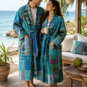 Puede incluir: Dos batas de manga larga a juego con un vibrante diseño de patchwork en varios tonos de azul, verde azulado y verde. Cada bata incluye un cinturón para anudar, solapas anchas y dos bolsillos delanteros, con costuras acolchadas visibles.