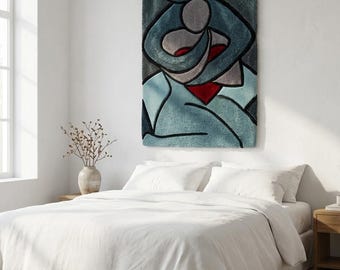 Tapiz abstracto bohemio tejido a mano con diseño de pareja abrazada. Escultura textil artesanal.