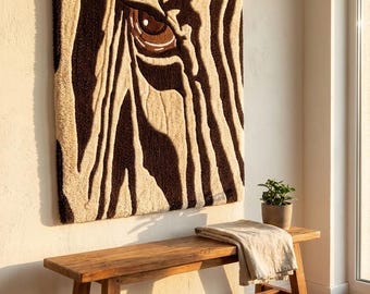 Tapiz abstracto tejido a mano con diseño de caballo y zigzag, ideal para colgar en la pared. Escultura textil artesanal japonesa de mediados de siglo.