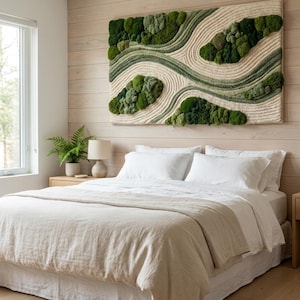 Può includere: Un'opera d'arte murale rettangolare caratterizzata da grappoli di muschio verde preservato disposti in forme organiche, intervallati da linee di corda testurizzate color crema e verde salvia che creano un design paesaggistico topografico.