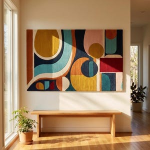 Könnte beinhalten: Ein rechteckiger Wandteppich mit einem geometrischen, abstrakten Muster aus kräftigen Formen in Senfgelb, Petrol, Marineblau, Terrakotta und zartem Rosa. Das getuftete Textilkunstwerk zeigt geschwungene und gerade Linien in einer Komposition.
