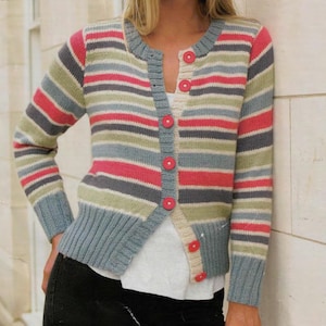 Op de afbeelding: Een gestreept vest in tinten grijs, roze, groen en blauw, met een ronde hals en rode knopen. De manchetten en zoom zijn effen blauw. De trui is gemaakt van gebreide stof.