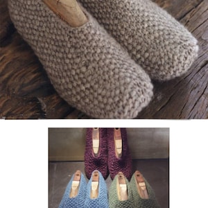 Op de afbeelding: Handgebreide pantoffels in verschillende kleuren. De bovenste afbeelding toont een paar grijze pantoffels met houten schoenvormen erin. De onderste afbeelding toont extra paren in blauw, groen en paars. De pantoffels zijn gemaakt van dik, getextureerd garen.