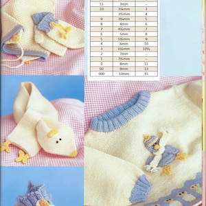 Op de afbeelding: Een pagina uit een breipatroonboek met gebreide babykleding. De afbeelding toont een gebreide sjaal en wanten in de vorm van een kip, en een trui met een vogelontwerp. Een conversietabel voor breinaalden is ook zichtbaar.