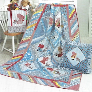 Può includere: Un set di trapunte, cuscini e scatole portaoggetti patchwork. La trapunta presenta un motivo blu e bianco con accenti rossi e gialli e figure ricamate. Il cuscino ha un bordo a balze. La scatola portaoggetti ha un design abbinato.