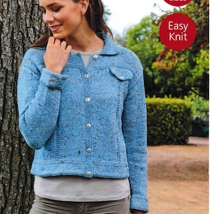Puede incluir: Chaqueta de punto azul claro con cierre de botones, dos bolsillos en el pecho y puños abotonados. La chaqueta tiene una textura tipo tweed y se lleva sobre una camiseta a rayas. Incluye el texto "Includes larger sizes" y "Easy Knit".