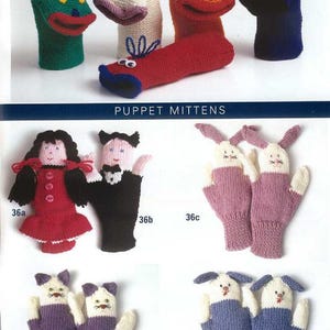 Op de afbeelding: Een verzameling handgemaakte gebreide poppen en poppenwanten. De poppen tonen monstergezichten, terwijl de wanten personages als een vampier, een meisje in een rode jurk en konijnen uitbeelden. De tekst "MONSTER PUPPETS" en "PUPPET MITTENS" is inbegrepen.