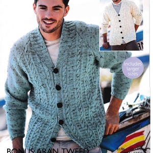 Puede incluir: Un cárdigan de tweed Aran azul claro con un diseño de punto de cable y botones oscuros. La imagen incluye una foto más pequeña de un cárdigan color crema. El texto en la imagen dice "BONUS ARAN TWEED" y "Includes larger sizes".