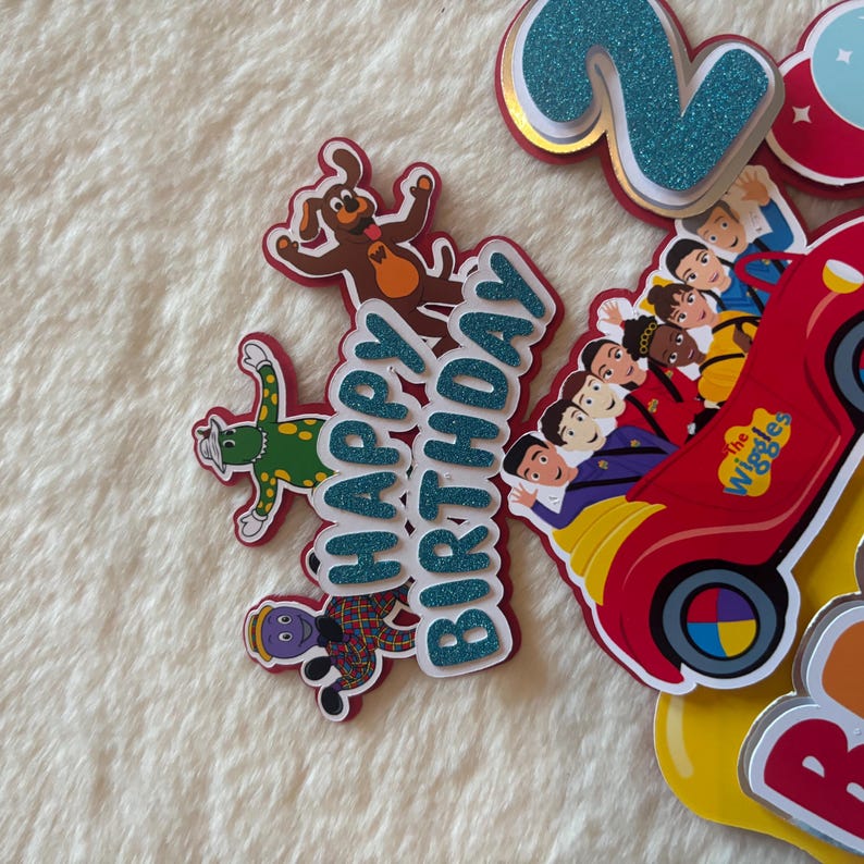Pu&ograve; includere: Decorazioni di compleanno colorate con la scritta "Happy Birthday" in glitter blu, personaggi dei cartoni animati e un'auto rossa. Ideale per una festa di compleanno.