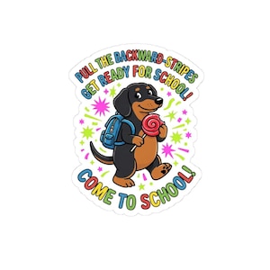 Könnte beinhalten: Ein gestanzter Aufkleber mit einem Cartoon-Dackel mit blauem Rucksack, der einen roten Lutscher hält. Der Text lautet: PULL THE BACKWARD-STRIPES GET READY FOR SCHOOL! COME TO SCHOOL! Das Design enthält bunte Sternchen in Pink und Limettengrün.