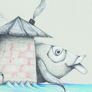 Può includere: Un disegno a matita stravagante di una casa a forma di pesce che emerge dall'acqua. Il fumo si arriccia dal camino. Un globo di vetro sospeso contiene liquido blu. L'opera è incorniciata in un bordo verde acqua.