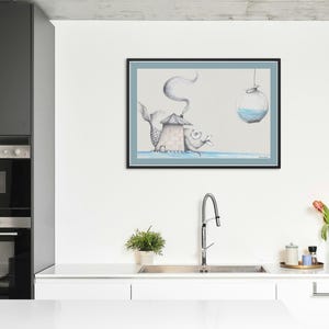 Può includere: Illustrazione incorniciata di una teiera a forma di pesce con vapore che sale dal beccuccio. Un globo di vetro pieno di liquido blu è appeso vicino. L'opera d'arte è ambientata su uno sfondo azzurro.