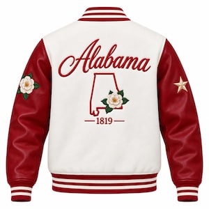 Op de afbeelding: Een wit varsity-jack met rode mouwen, voorzien van het woord Alabama in rood schrift, een omtrek van Alabama en het jaartal 1819. De achterkant toont geborduurde witte camelia's met groene bladeren en een gouden ster op de linkermouw.