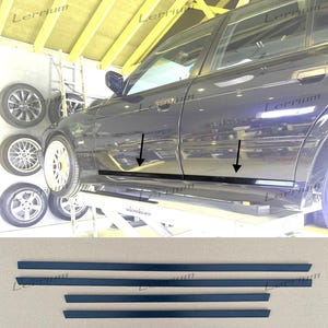 Pode incluir: Peças de acabamento laterais pretas para carros. A imagem mostra um carro preto com setas indicando onde as peças de acabamento são fixadas. Várias peças de acabamento pretas novas são exibidas abaixo.