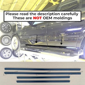 Op de afbeelding: Een set van vier zwarte autodeurlijsten horizontaal weergegeven. De afbeelding bevat een donkere auto met deze lijsten geïnstalleerd op de onderste zijpanelen, aangegeven door pijlen, en de tekst: Please read the description carefully These are NOT OEM moldings.