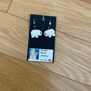 Gemstone Howlite elephant pierced earrings. Perfect gift idea for elephant lovers. Small dangles. Gift box incl. image 1