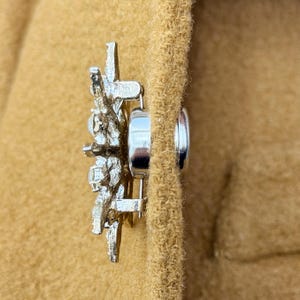 Set di 4 convertitori magnetici per spille senza danni - Tenuta forte senza fori per spille e distintivi smaltati, oro e argento, ideali per gli amanti delle spille.