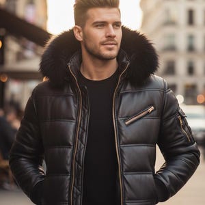 Könnte beinhalten: Schwarze Leder-Steppjacke mit Pelzkapuze und goldenen Reißverschlüssen. Die Jacke hat ein gestepptes Design und einen klassischen Bomberstil. Das Model trägt ein schwarzes Oberteil darunter.
