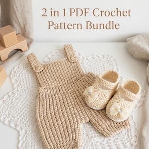 Op de afbeelding: Een beige gehaakte babyromper en bijpassende schoentjes met strikaccenten worden getoond op een wit kanten kleedje. De tekst "2 in 1 PDF Crochet Pattern Bundle" staat bovenaan de afbeelding. Houten blokken op de achtergrond.