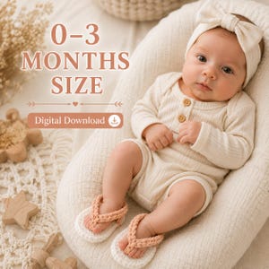 Könnte beinhalten: Ein Baby trägt einen cremefarbenen, gerippten Langarm-Strampler mit zwei Holzknöpfen, ein passendes cremefarbenes Stirnband mit Schleife und pfirsichfarbene gehäkelte Sandalen. Das Bild enthält den Text 0-3 MONTHS SIZE und Digital Download.